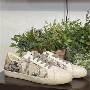 Vintage Cream and Gray Sneakers Classic Low-Top Design